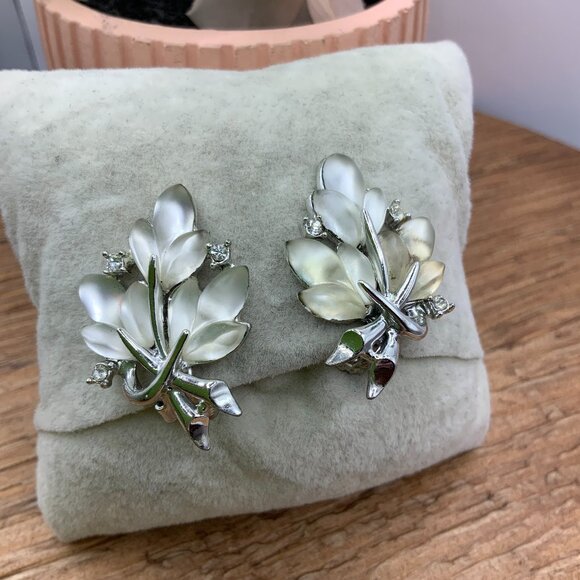 Charpel Vintage Lucite Rhinestone Silver Tone Flower Leaf Clipped Earrings - Picture 1 of 7